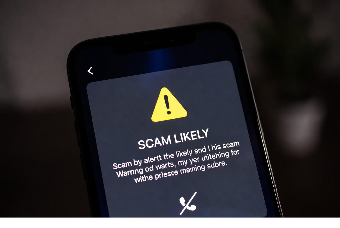 Android phone displaying a scam warning alert during a banking call, highlighting Google’s real-time fraud protection system.