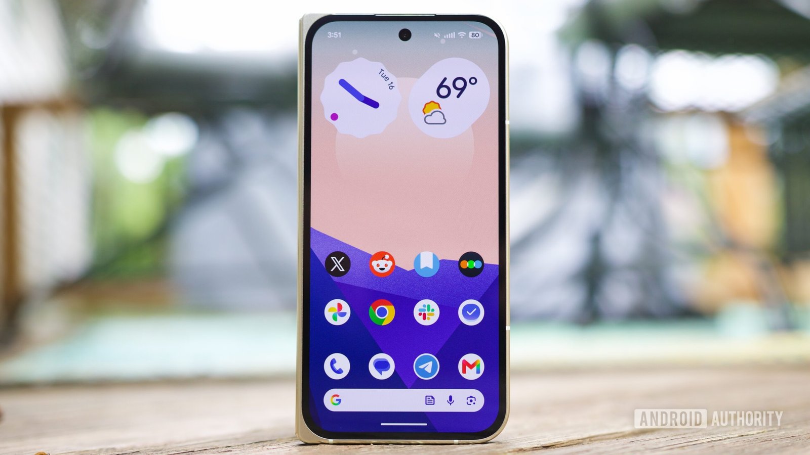 Screenshot of a Pixel phone home screen with app names hidden, showcasing a cleaner, minimalist layout.