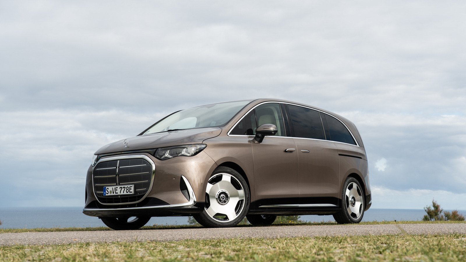 2028 Mercedes-Benz VLE exterior profile showcasing its elongated silhouette and luxurious design.